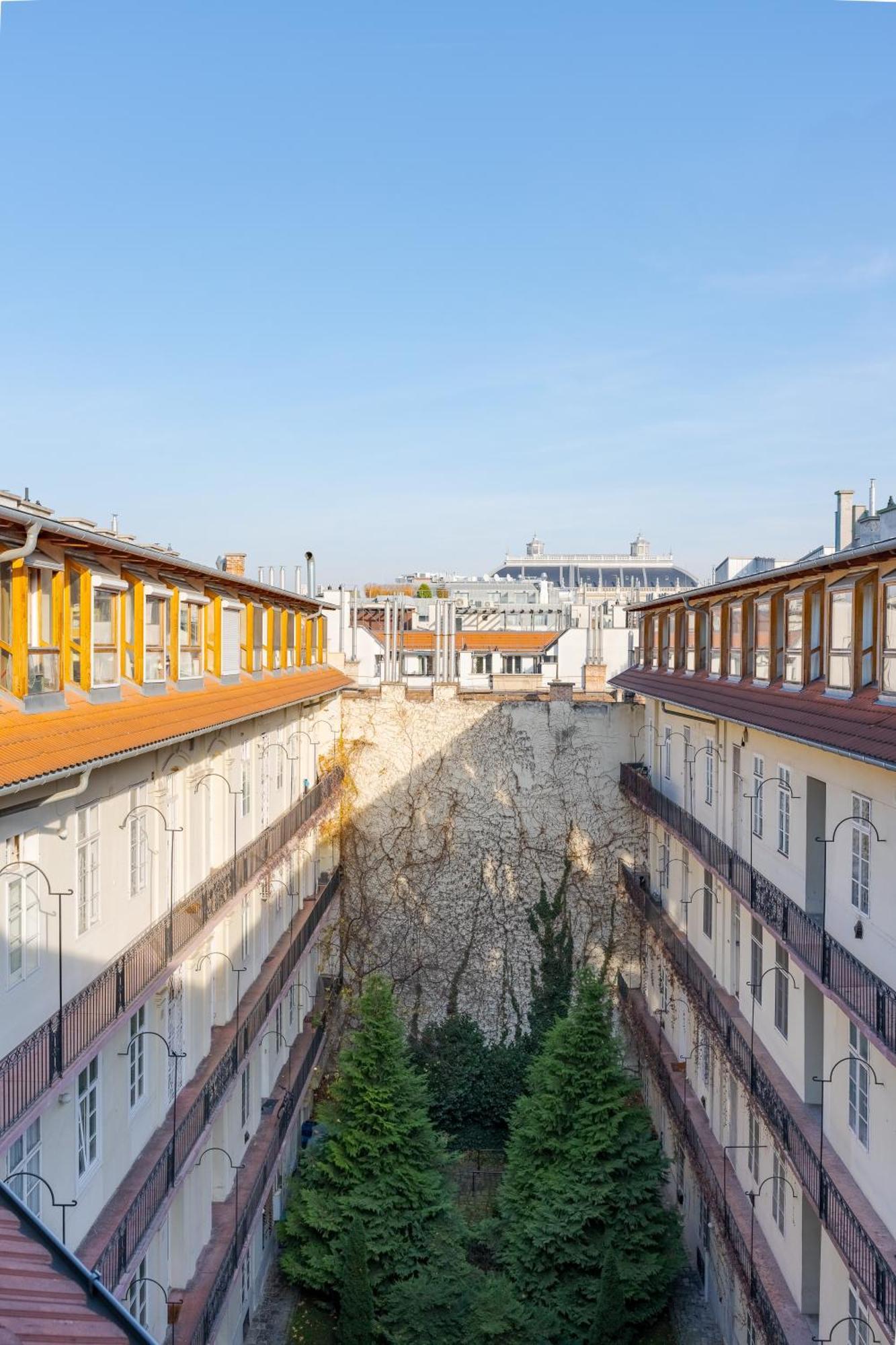 Courtyard By The Basilica Apartment